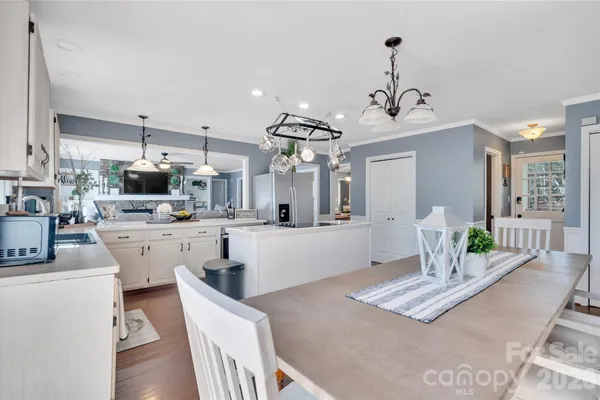 10 HIGH MEADOWS DR