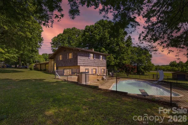 3634 BROOKWOOD DR