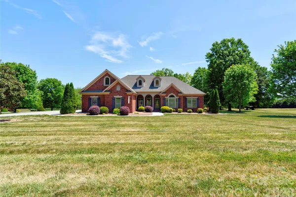 207 CROSS CREEK DR