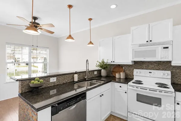 1021 LAPARC LN