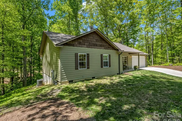135 HALF MOON LN