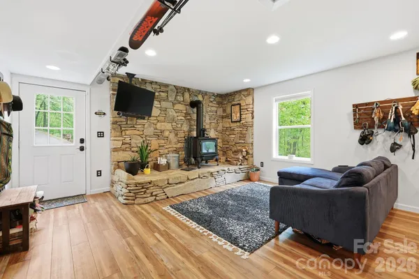 302 RICH MOUNTAIN RD