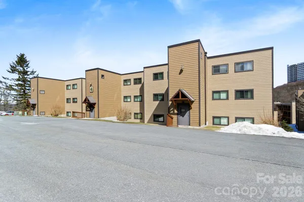 104 SUGAR SKI DR