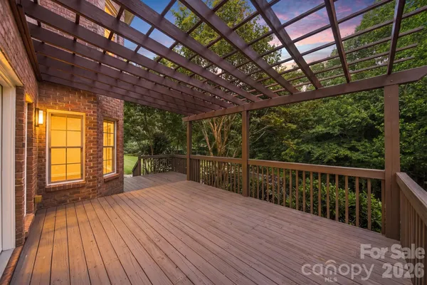 381 LAKE FOREST DR