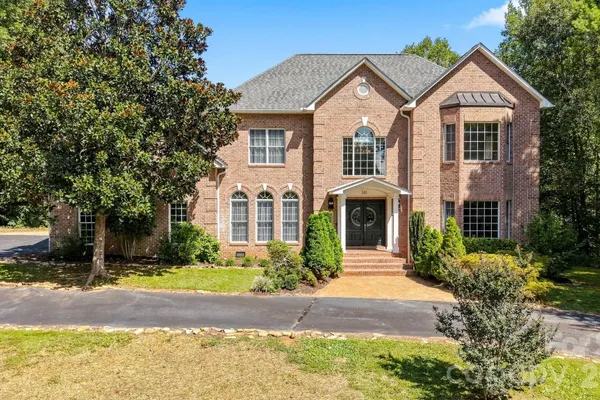 381 LAKE FOREST DR