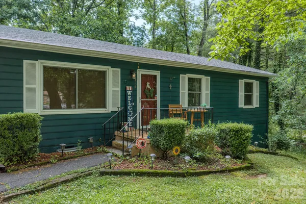 112 AMELIA DR