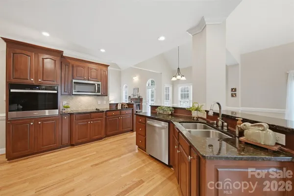 1110 MAYFIELD CIR