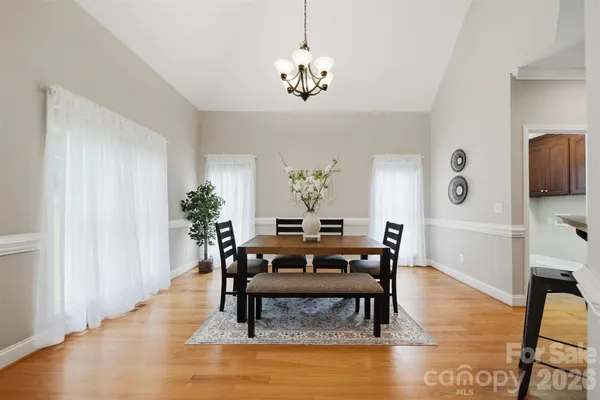 1110 MAYFIELD CIR