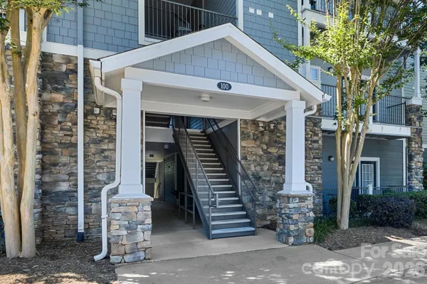 100 VISTA LAKE DR 3