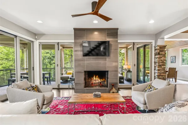 233 TANGLEWOOD LN