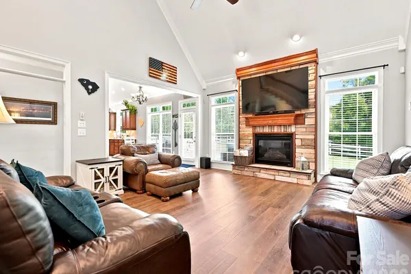 305 SPURS CT