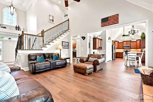 305 SPURS CT