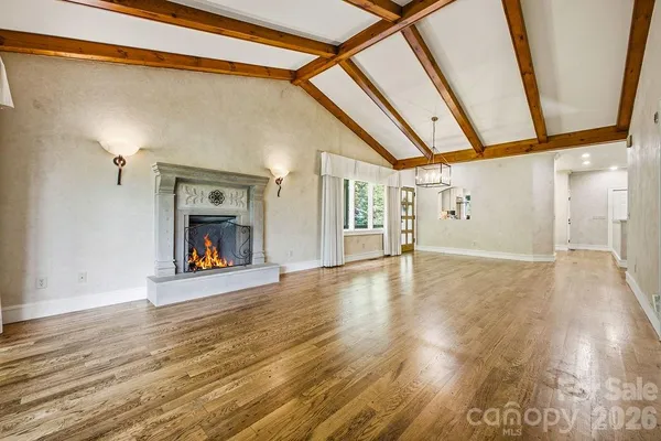 2204 E CUMMING WOODS LN