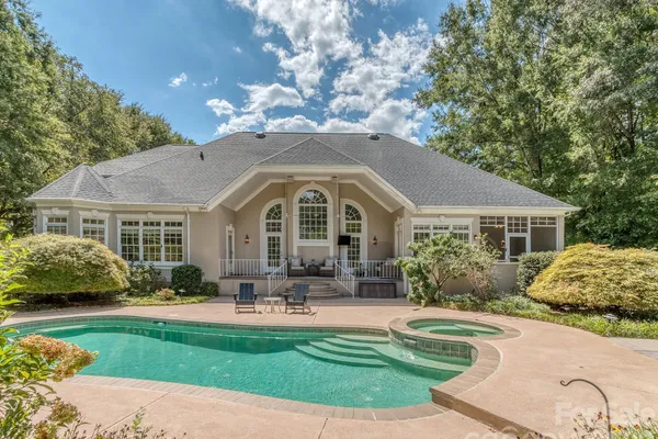 1733 WHITE POND LN