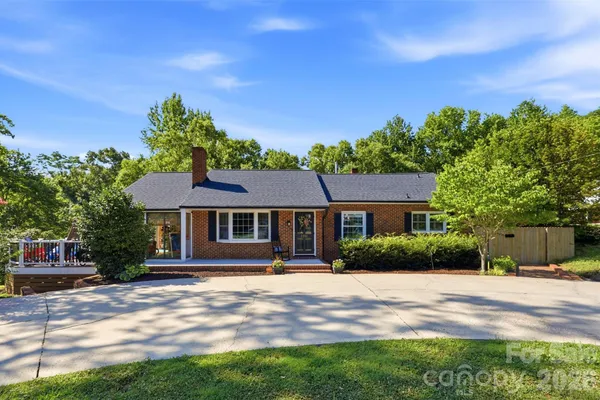 2201 ARMSTRONG PARK DR