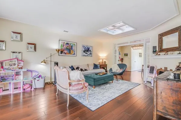 1912 WHITE OAK WAY