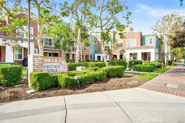 216 W MERLOT DR