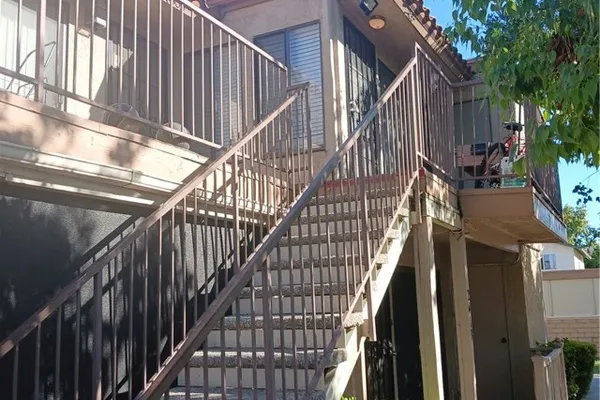 2433 W ACACIA AVE