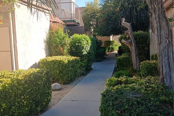 2433 W ACACIA AVE