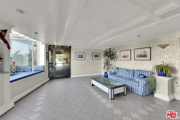 615 ESPLANADE 512