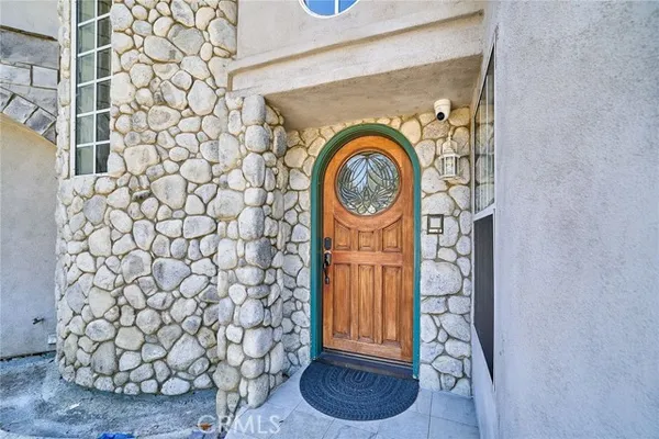 1089 VILLAGE DR