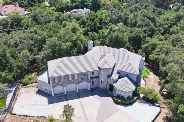 1089 VILLAGE DR