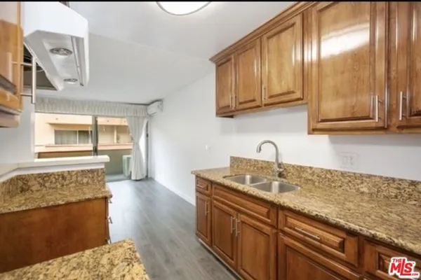855 VICTOR AVE 210