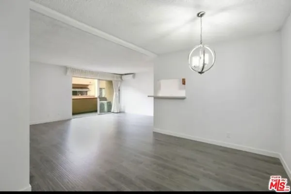 855 VICTOR AVE 210
