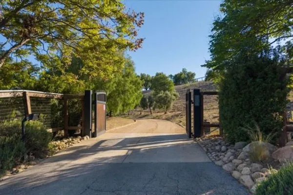 2553 SANTA BARBARA AVE