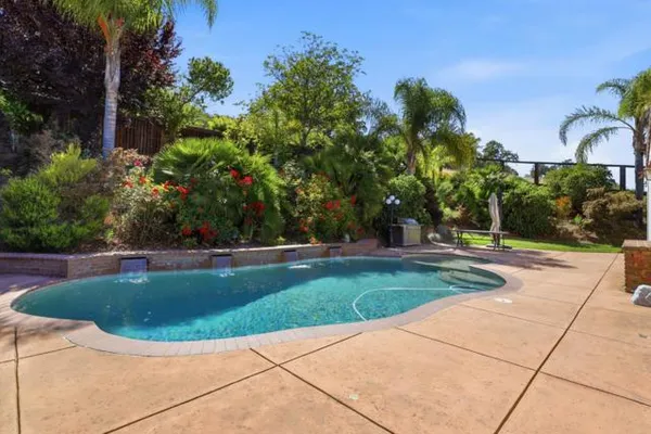 7121 EAGLE RIDGE DR