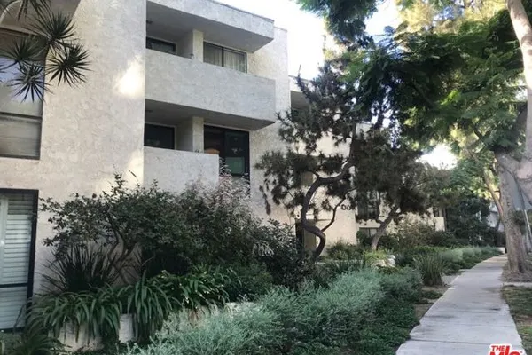 8400 DE LONGPRE AVE 104