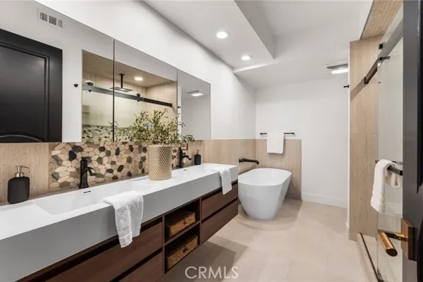 423 N PALM DR 108