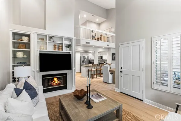 4 NIGHTINGALE DR
