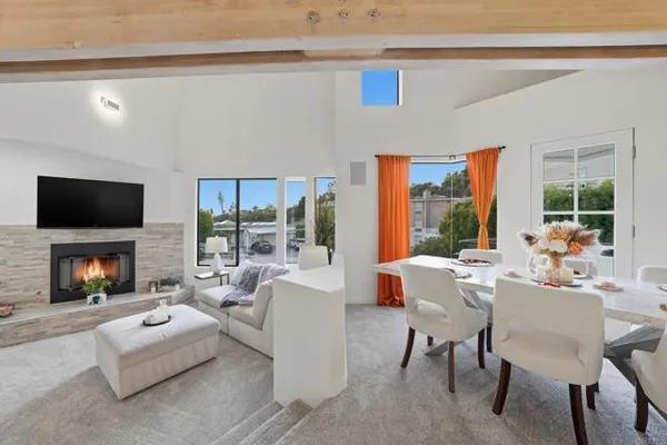 6105 AVENIDA CHAMNEZ