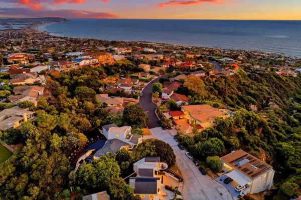 6105 AVENIDA CHAMNEZ