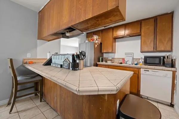 1640 MAPLE DR 2