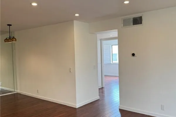 17800 BURBANK BLVD 204
