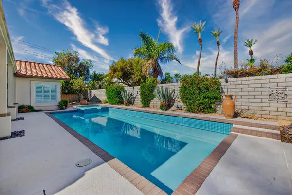 137 COURTSIDE DR