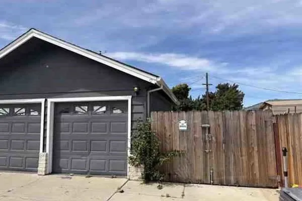 1275 ARMSTRONG DR