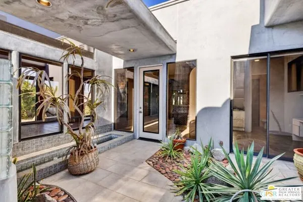 2300 N VISTA DR