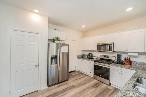 1617 HONEYSUCKLE PL