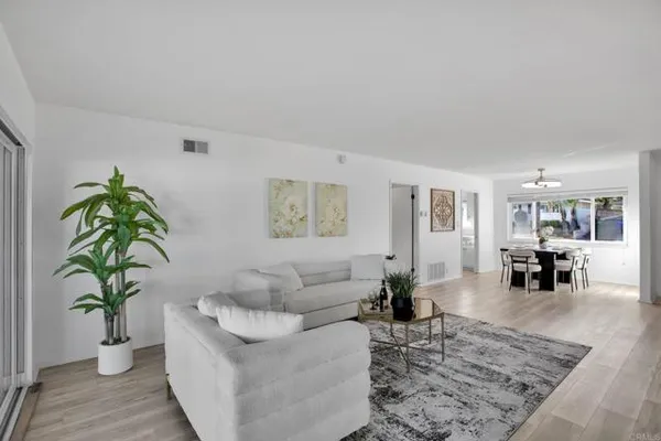 959 LA TIERRA DR