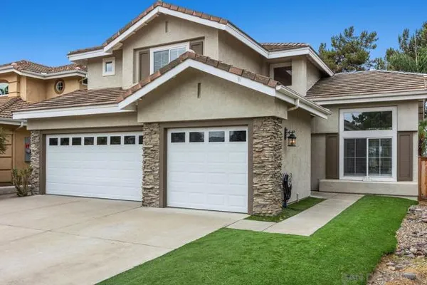 1039 HONEYSUCKLE DR