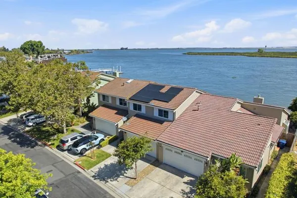 46 EDGEWATER PL