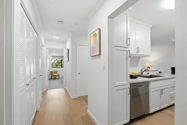 226 W EDITH AVE 33