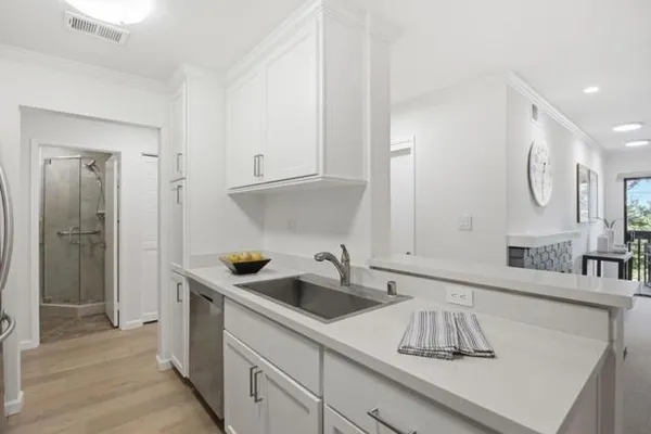 226 W EDITH AVE 33
