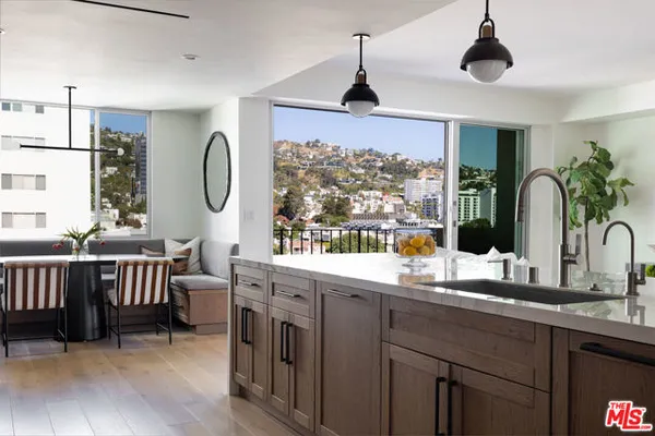 818 N DOHENY DR 1001