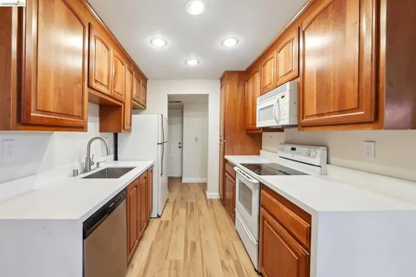 605 CENTER AVE