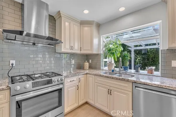 537 SAVONA WAY