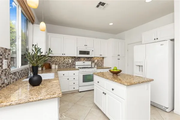 223 W SPARKLEBERRY AVE
